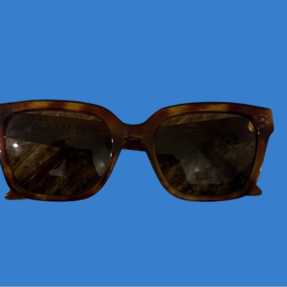 Stylish Tortoise Shell Sunglasses - image 3